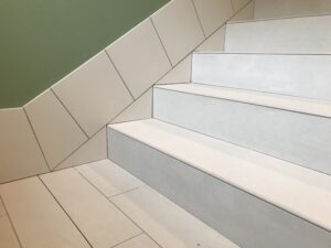 Treppen mit Sockel in Mehrfamilienhaus